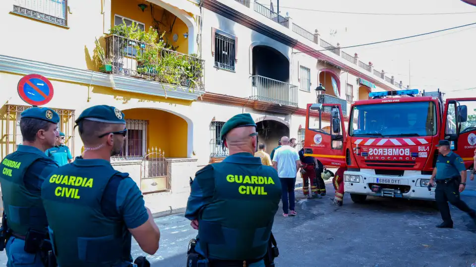 Incêndio. Polícia investiga se família morreu devido a grades nas janelas