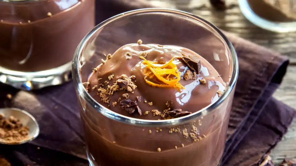 Gosta de sobremesas com chocolate e laranja? Tem mesmo de provar esta