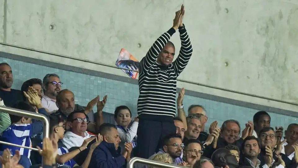 Pepe voltou ao Estádio do Dragão com forte ovação dos adeptos do FC Porto