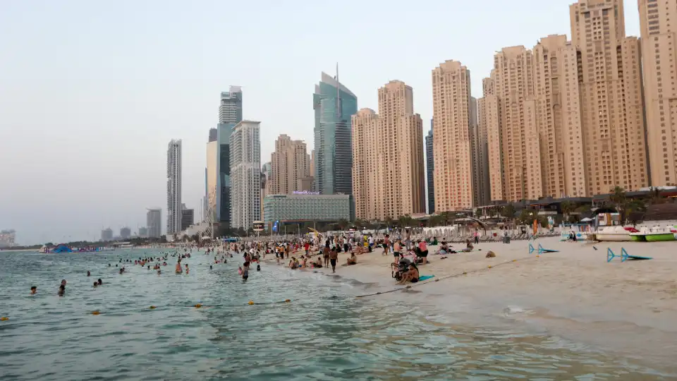 Dubai promove praias noturnas para contornar temperaturas elevadas