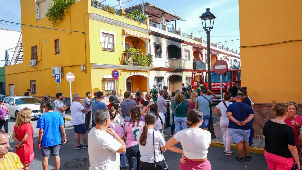 Sevilha. Incêndio que matou família causado por telemóvel à carga no sofá