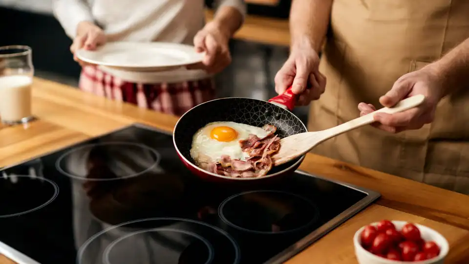 Cuidado com eles! Cinco alimentos que estão a tirar-lhe anos de vida