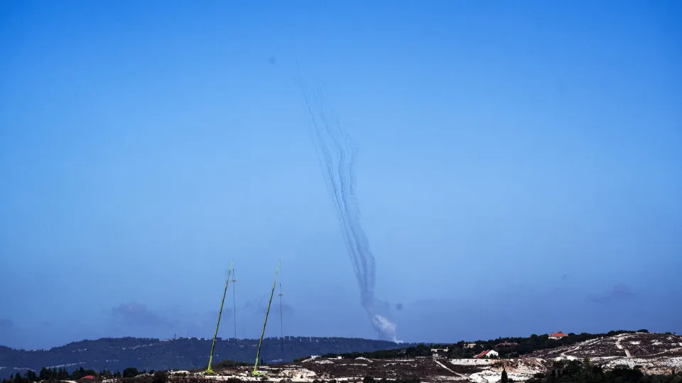 Israel bombardeia alegados armazéns de armas do Hezbollah na Síria