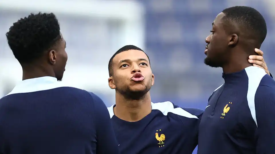 Kylian Mbappé defendido na seleção: "Ele não tem vida. Se fosse eu..."