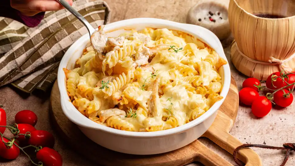 Frango, massa e (muito) queijo. Leve ao forno e está pronto a servir