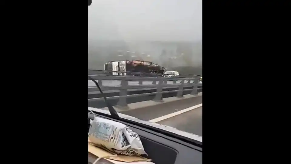 Camião tombou em viaduto da A24 em Vila Pouca de Aguiar