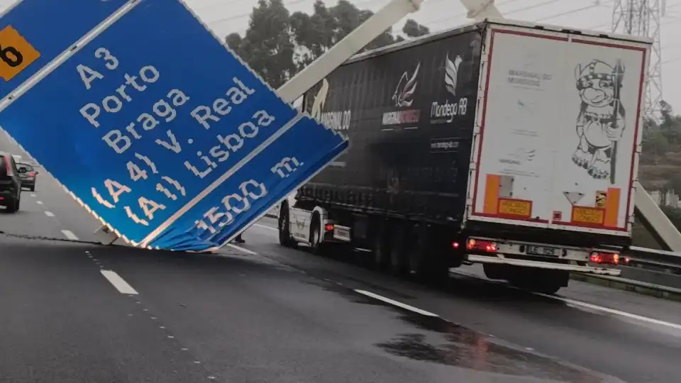 Tempestade Kirk. Trânsito condicionado na A41 após queda de sinalização