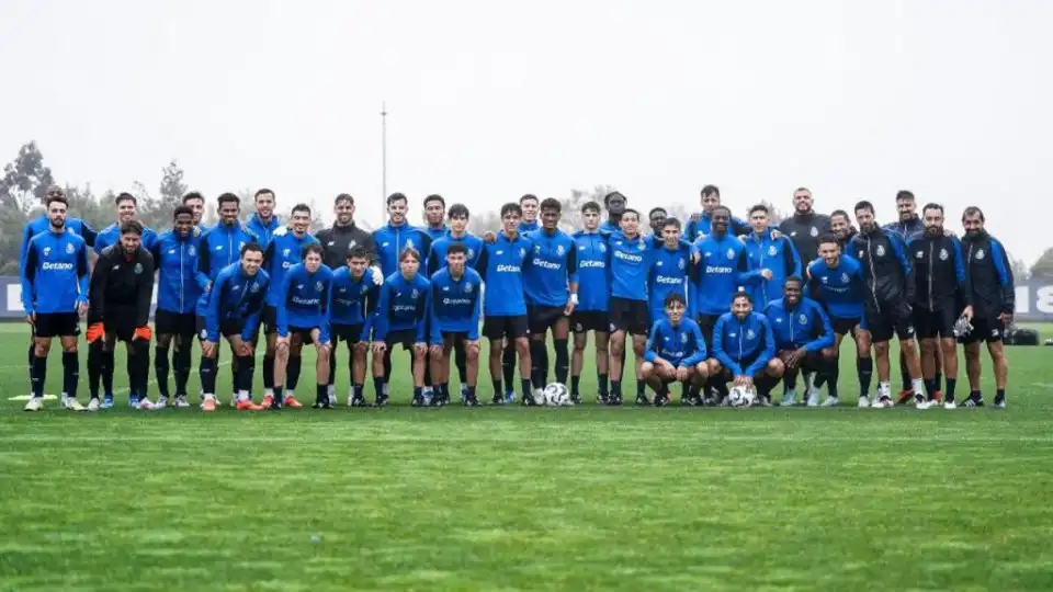 Vítor Bruno com uma novidade e dois jovens em treino com visita especial