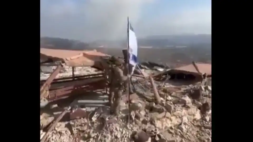 Soldados içam bandeira de Israel em Maroun al-Ras no sul do Líbano