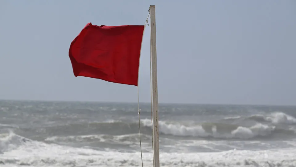 Praia, Bandeira Vermelha, 