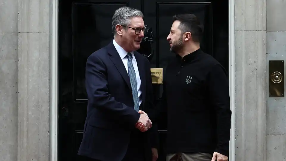 Zelensky e Keir Starmer reunidos em Downing Street. As imagens