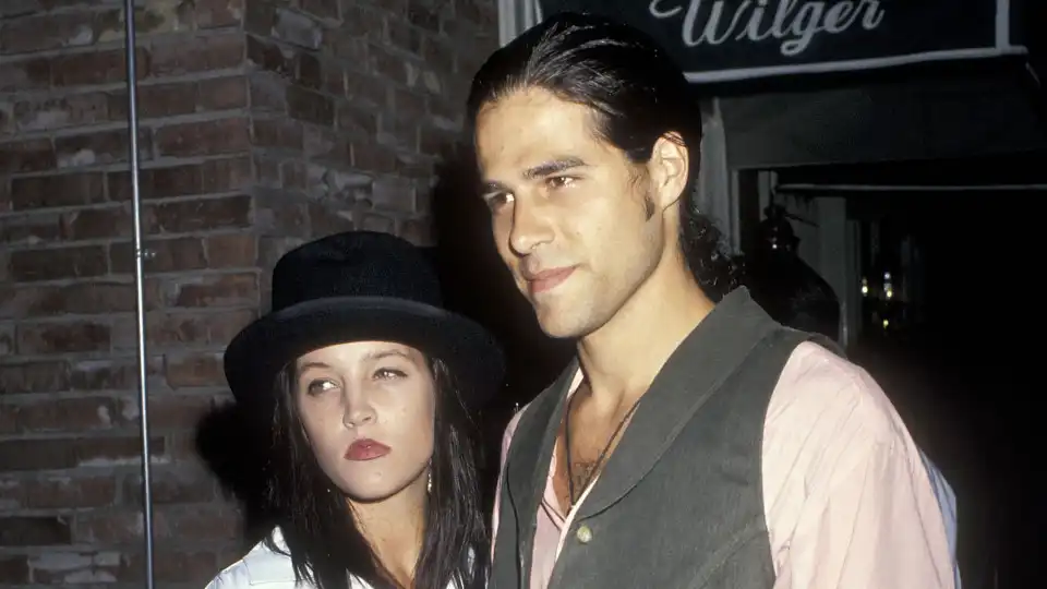 Lisa Marie Presley revela que fez aborto quando namorava com Danny Keough