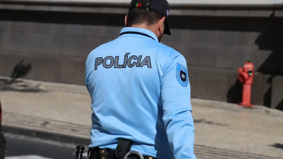 Detido homem que causou confusão em bar da Nazaré. Tinha bastão no bolso