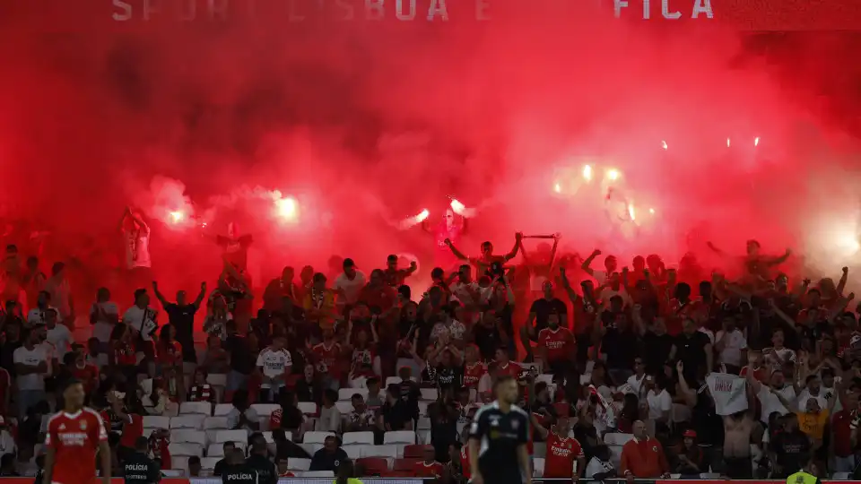 Desacatos entre adeptos e polícia na Luz saem caro ao Benfica