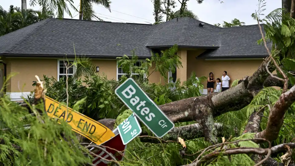 Quatro mortos em tornados aquando da passagem de furacão pela Florida