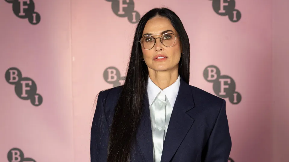 Demi Moore apoia filha Scout Willis em atuação ao vivo 