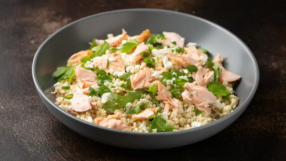 Saladas no outono? Esta de salmão e espinafres é perfeita