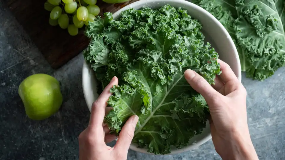 Crua ou cozinhada: Qual a forma mais saudável de comer couve kale?