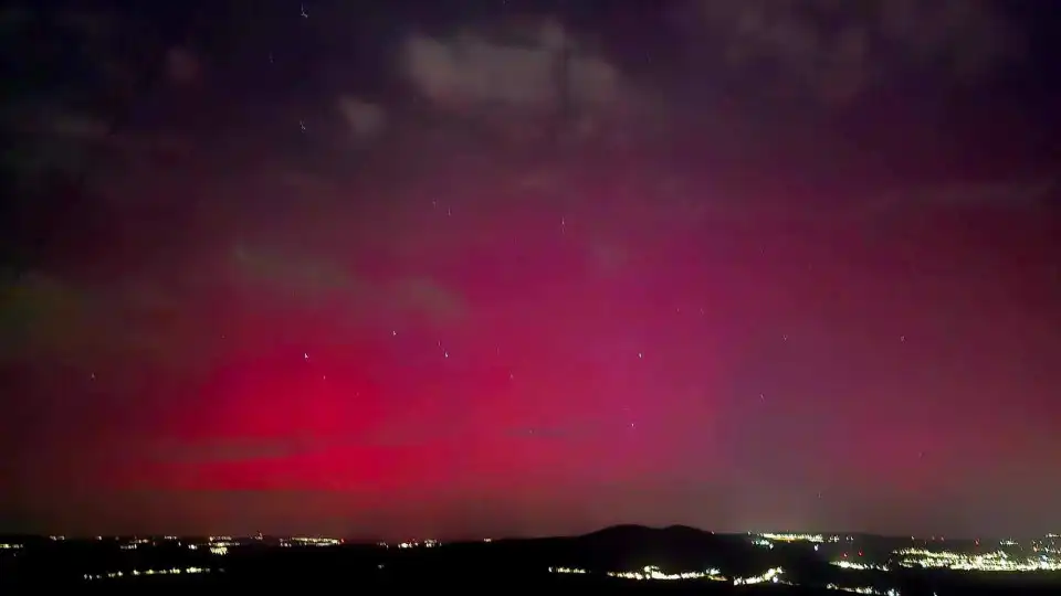 Auroras boreais 'pintam' o céu em Portugal. Eis as imagens