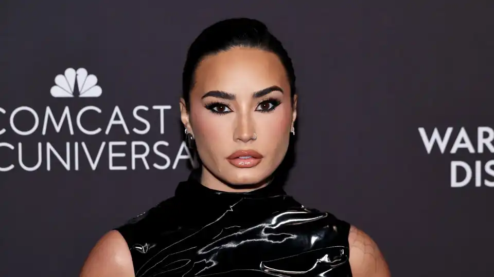 Demi Lovato exibe curvas em evento sobre a saúde mental