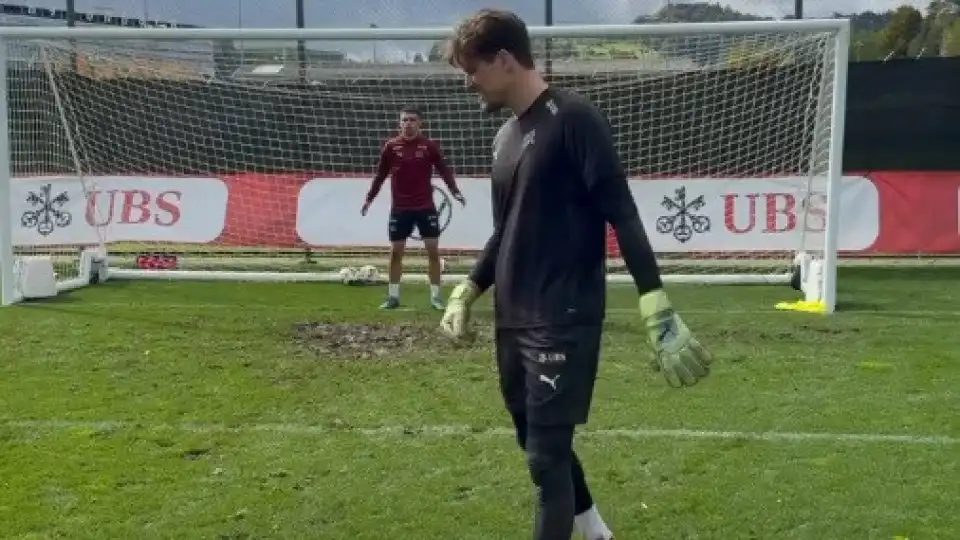 Zeki Amdouni (com Benfica de olho) dá nas vistas... como guarda-redes