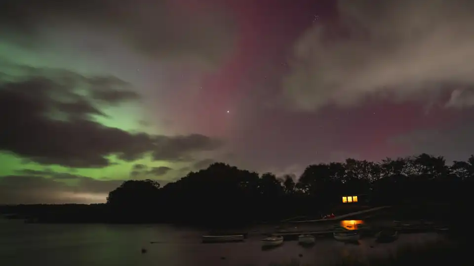 Houve mais uma aurora boreal a colorir céus europeus. Veja as imagens