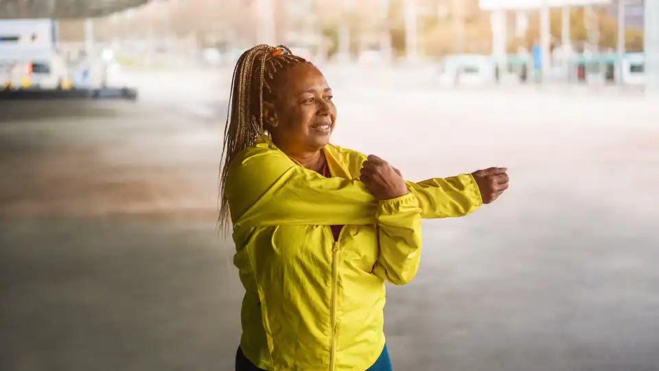 É normal engordar durante a menopausa? Esclareça a dúvida