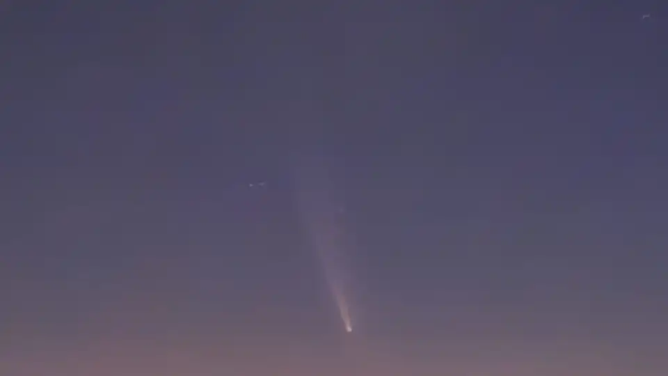 De Norte a Sul: As imagens do cometa que cruzou os céus este domingo