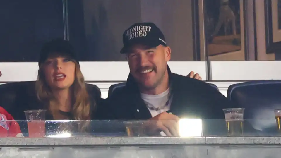 Taylor Swift e Travis Kelce juntos nas bancadas de estádio em Nova Iorque