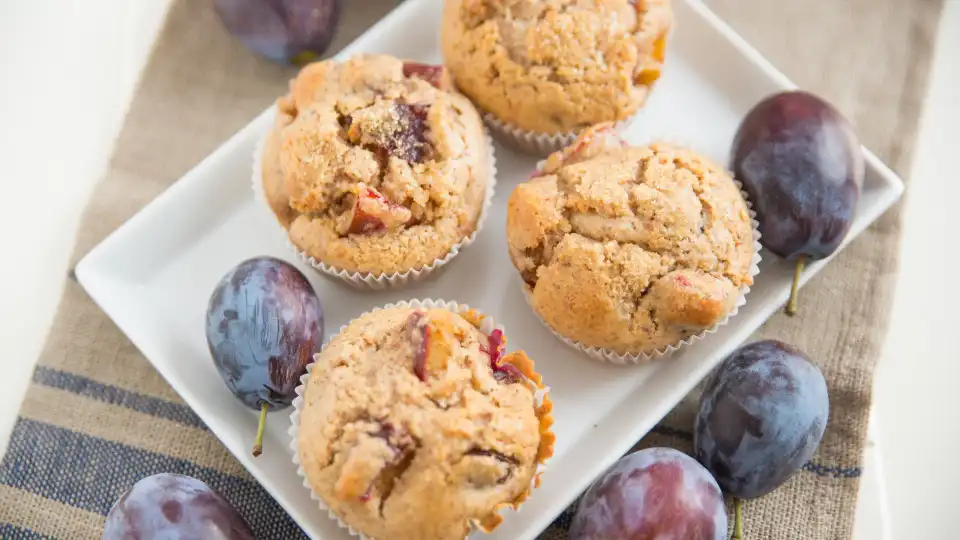 Receita maravilhosa de muffins saudáveis de aveia e ameixa