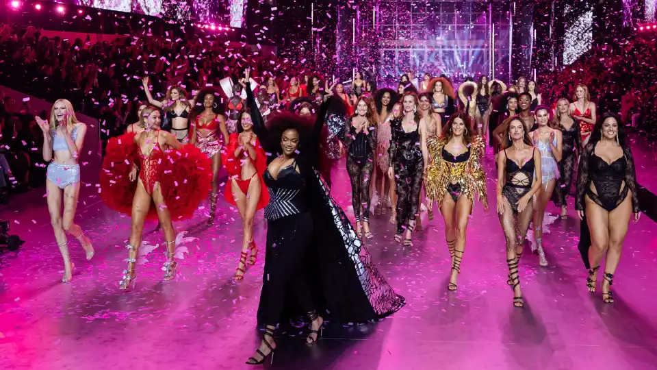 Com atuações de Cher, Lisa ou Tyla, eis o Victoria's Secret Fashion Show