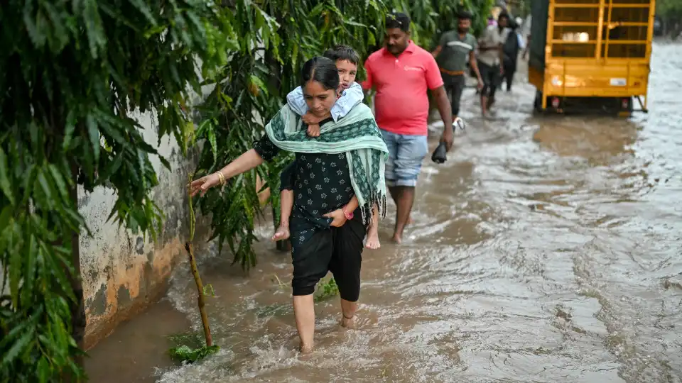 Índia retira centenas de milhares de pessoas devido a tempestade tropical