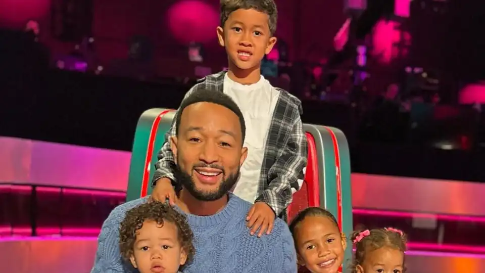 John Legend mostra 1.ª fotografia dos 4 filhos na cadeira do 'The Voice'