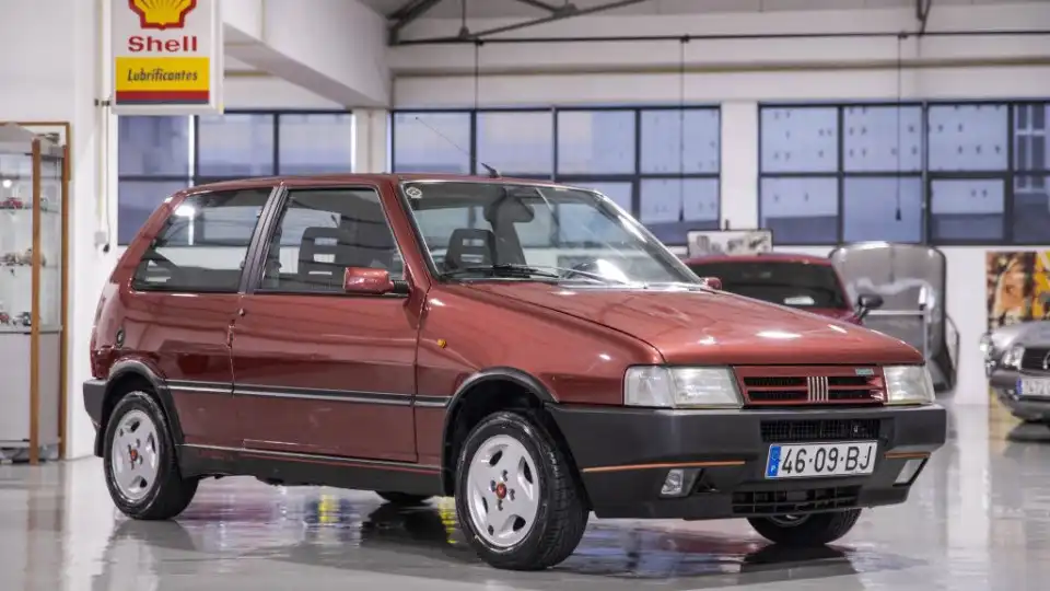 Este Fiat Uno Turbo i.e escapou às marcas do tempo e está à venda 