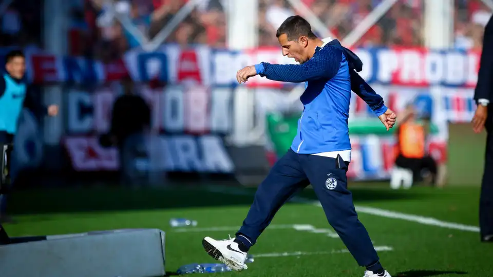 San Lorenzo a ferro e fogo. Ex-Sporting demite-se e ultras invadem treino