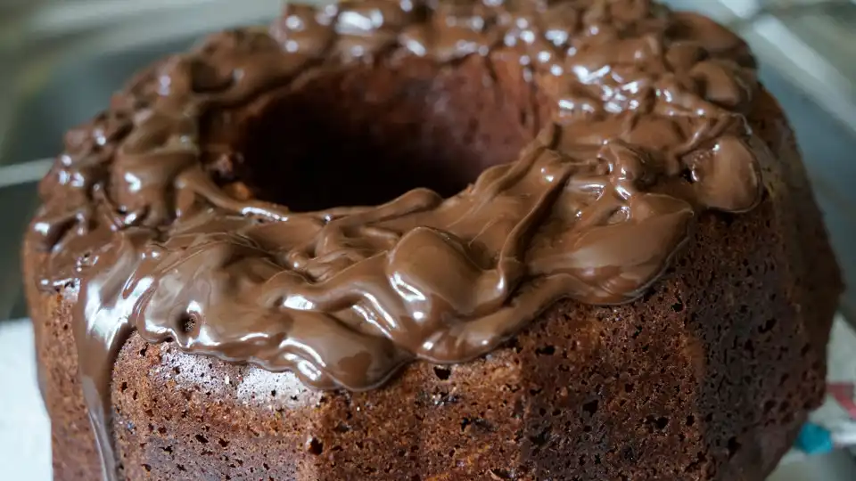 Eis a receita de bolo de chocolate mais fácil. Faz-se na 'air fryer'