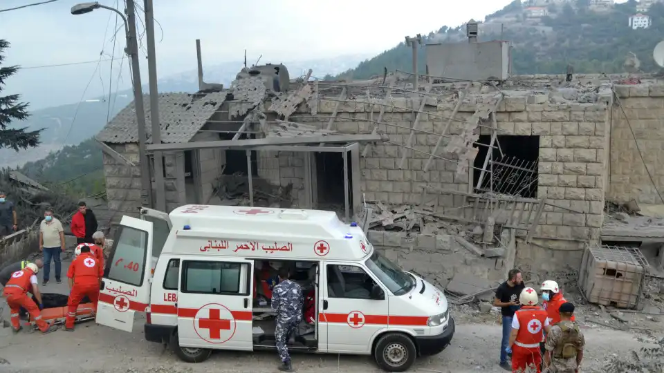 Dois elementos da Cruz Vermelha feridos em ataque israelita no Líbano