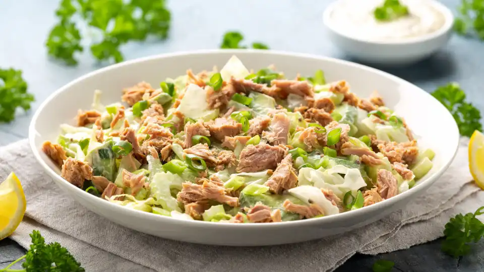 Uma salada de atum e limão ainda sabe bem por estes dias