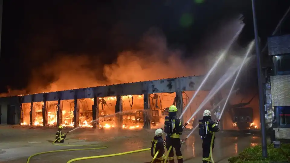 Quartel dos bombeiros consumido por chamas. Não tinha alarme de incêndios