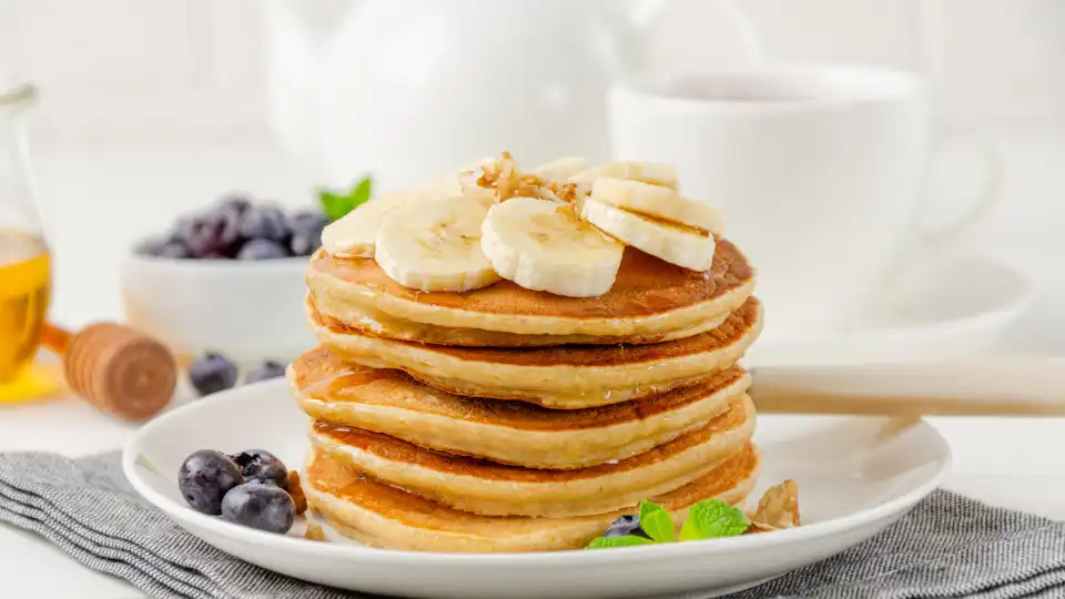 O dia tem tudo para correr bem com esta panqueca de banana escangalha