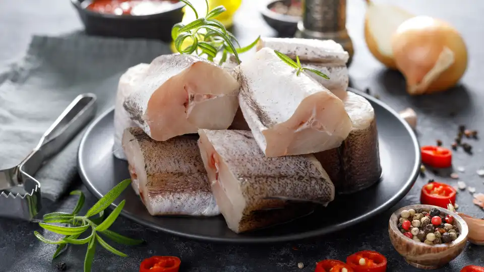 Que delícia! Receita de pescada com molho de tomate e cenoura