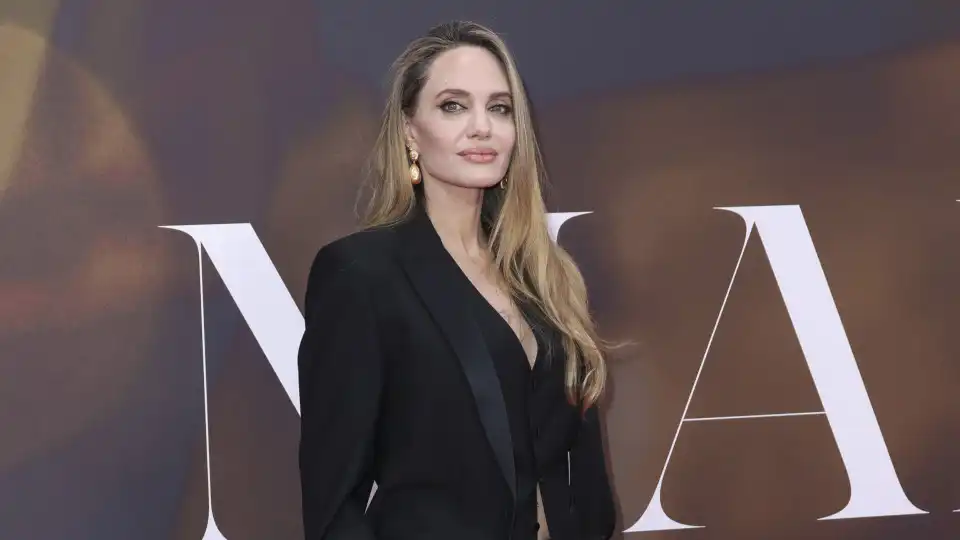 Angelina Jolie apoiada por suposto novo amor em antestreia de filme