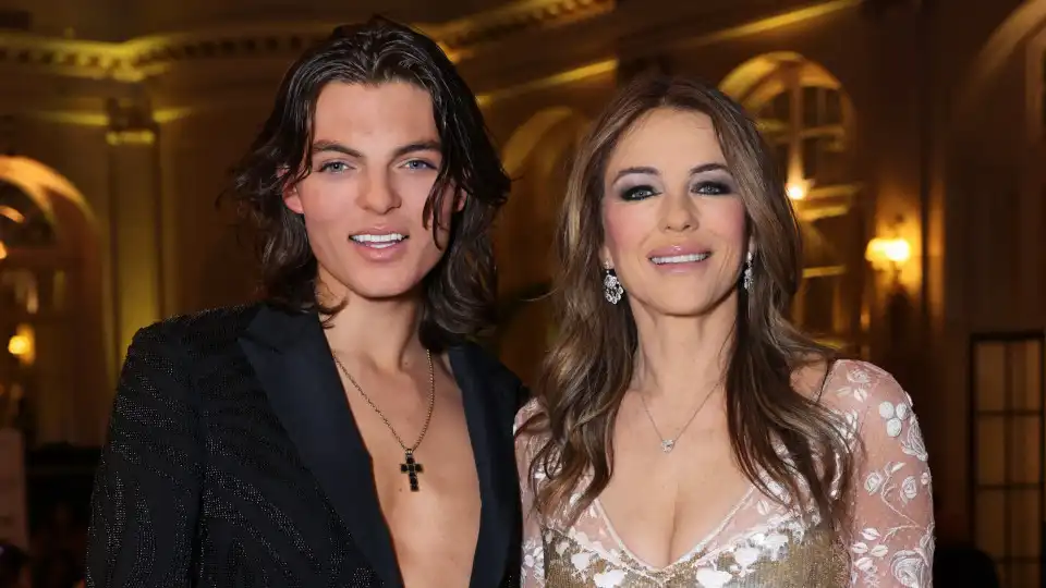 Elizabeth Hurley posa com o filho em evento solidário