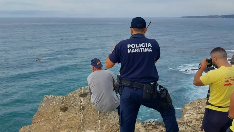 Pescador cai ao mar na praia da Bordeira em Aljezur. Buscas a decorrer