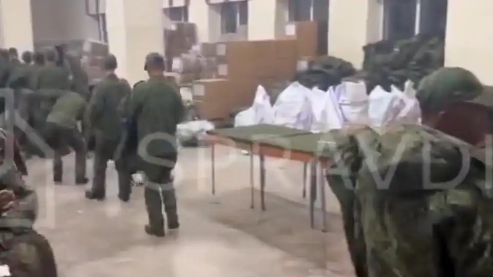 Vídeo mostra norte-coreanos a recolherem uniformes e armas russas