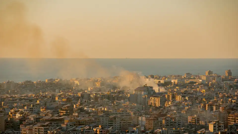 Ataques israelitas atingem subúrbios de Beirute após apelo a evacuação