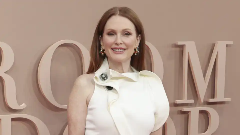 Julianne Moore (muito) elegante na 'red carpet' do London Film Festival