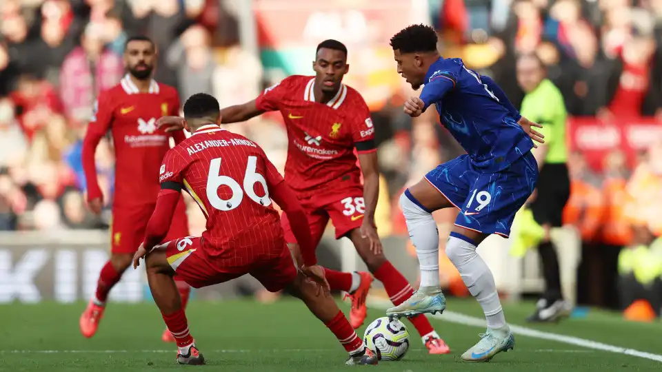 Liverpool segue líder, Man. City vence com polémica e Man. United sorri