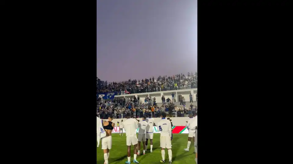 A festa de adeptos e jogadores do FC Porto após a vitória na Reboleira