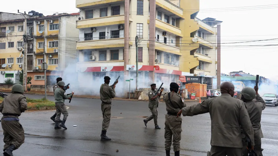 Apoiantes da Frelimo marcham em Maputo contra manifestações violentas